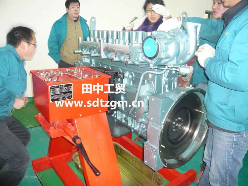 大車發(fā)動(dòng)機(jī)翻轉(zhuǎn)架