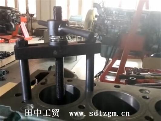 濟(jì)南紫光重汽服務(wù)站使用缸套拉拔器.jpg 濟(jì)南紫光重汽服務(wù)站使用缸套拉拔器.jpg