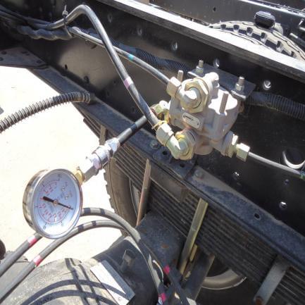 氣路故障檢測器檢測駐車制動繼動閥.jpg 氣路故障檢測器檢測駐車制動繼動閥.jpg