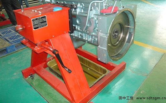 重汽商用車培訓(xùn)基地在使用田中工貿(mào)的發(fā)動(dòng)機(jī)翻轉(zhuǎn)架.jpg 重汽商用車培訓(xùn)基地在使用田中工貿(mào)的發(fā)動(dòng)機(jī)翻轉(zhuǎn)架.jpg