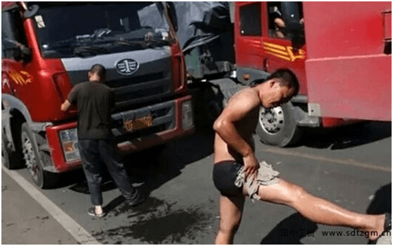 炎熱的夏天司機師傅在路上 炎熱的夏天司機師傅在路上