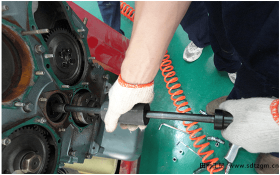 客戶正在使用田中的發(fā)動(dòng)機(jī)拆裝工具