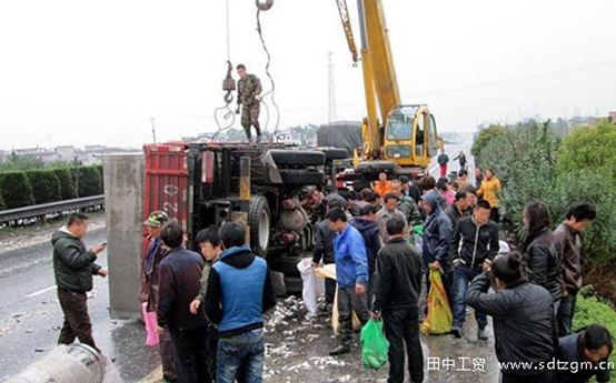 卡車側(cè)翻物品遭哄搶 卡車側(cè)翻物品遭哄搶