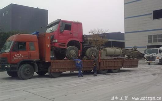 卡車(chē)修理廠(chǎng)的重卡 卡車(chē)修理廠(chǎng)的重卡