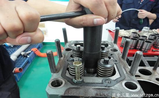 使用專用噴油器襯套拆裝工具進(jìn)行拆裝