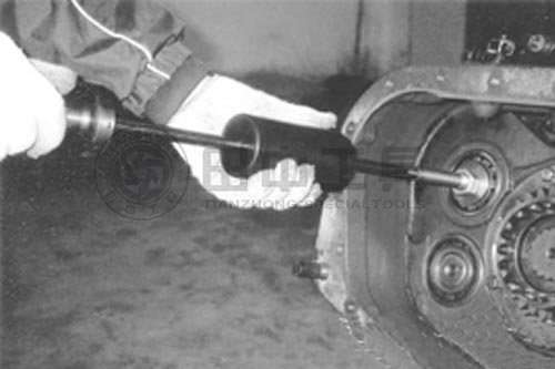 副箱副軸前軸承拔出器使用圖 副箱副軸前軸承拔出器使用圖