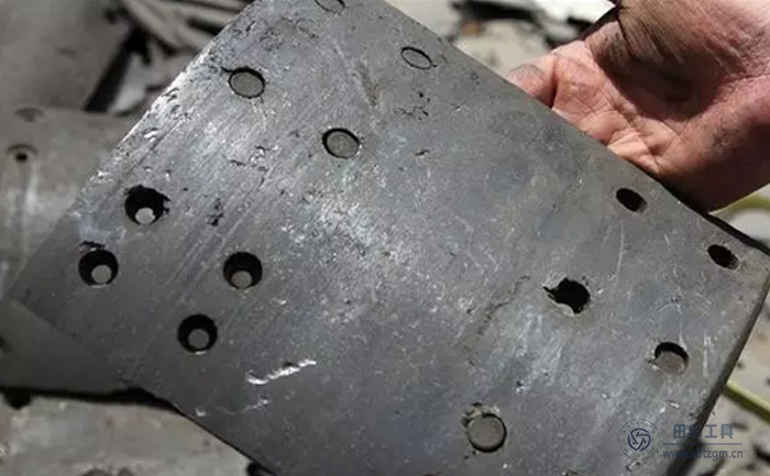 嚴(yán)重磨損的剎車片 嚴(yán)重磨損的剎車片