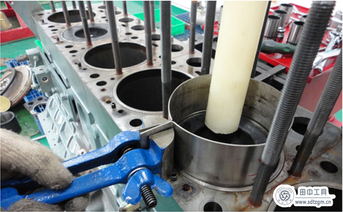 發(fā)動(dòng)機(jī)活塞安裝工具使用圖 發(fā)動(dòng)機(jī)活塞安裝工具使用圖