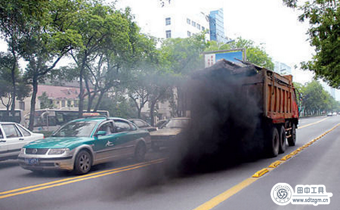 卡車冒黑煙