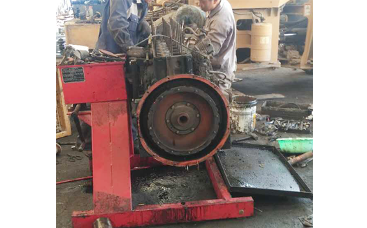 四川趙師傅反饋柴油發(fā)動機(jī)翻轉(zhuǎn)架使用圖片 四川趙師傅反饋柴油發(fā)動機(jī)翻轉(zhuǎn)架使用圖片