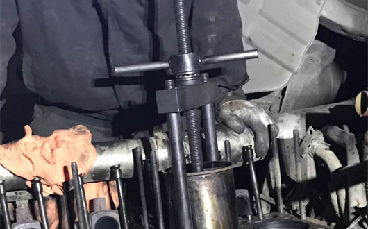 重汽MC09曼發(fā)動(dòng)機(jī)維修專(zhuān)用工具&mdash;&mdash;缸套拔出器使用圖片