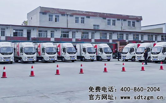 卡車養(yǎng)護(hù)搶修服務(wù)車交付現(xiàn)場(chǎng)車隊(duì) 卡車養(yǎng)護(hù)搶修服務(wù)車交付現(xiàn)場(chǎng)車隊(duì)