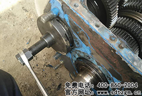 主箱副軸前軸承拔出器使用案例圖 主箱副軸前軸承拔出器使用案例圖